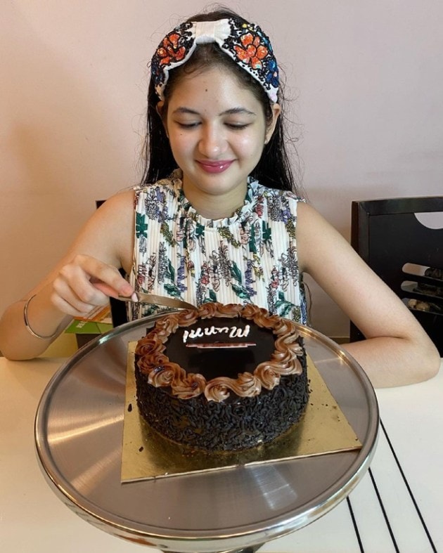 Harshaali Malhotra anither cake