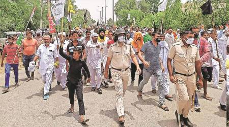Farmer led by BKU president Gurnam Singh Charuni hold a protest in Fatehabad demanding withdrawal of cases registered against farmers. (Express Photo by Manoj Dhaka)