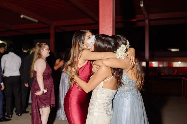 bailes de graduación, bailes de graduación en la pandemia, disfrutar de la fiesta de graduación en la pandemia, fiesta de graduación de la escuela secundaria, pandemia de COVID-19 y bailes de graduación, NYT, indian express news