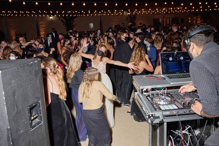 bailes de graduación, bailes de graduación en la pandemia, disfrutar de la fiesta de graduación en la pandemia, fiesta de graduación de la escuela secundaria, pandemia de COVID-19 y bailes de graduación, NYT, indian express news