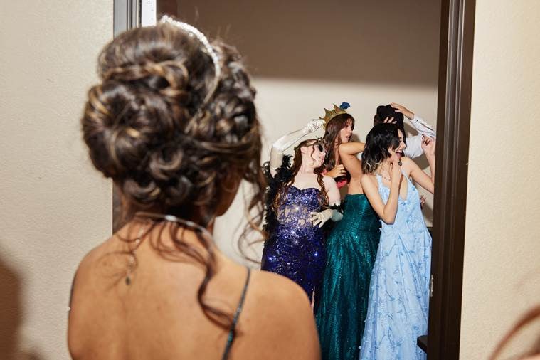 bailes de graduación, bailes de graduación en la pandemia, disfrutar de la fiesta de graduación en la pandemia, fiesta de graduación de la escuela secundaria, pandemia de COVID-19 y bailes de graduación, NYT, indian express news