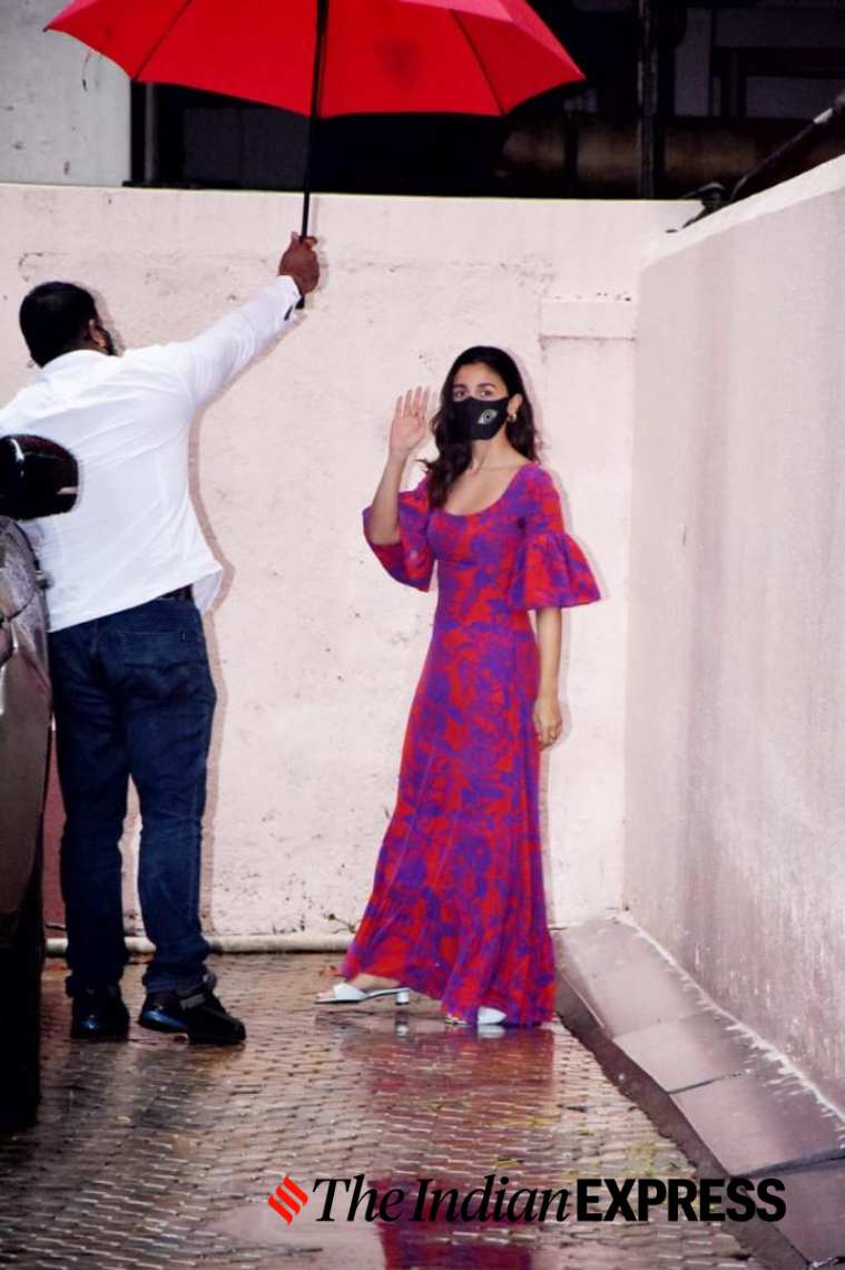 Alia Bhatt lo mantiene brillante con un maxi vestido estampado; ver fotos