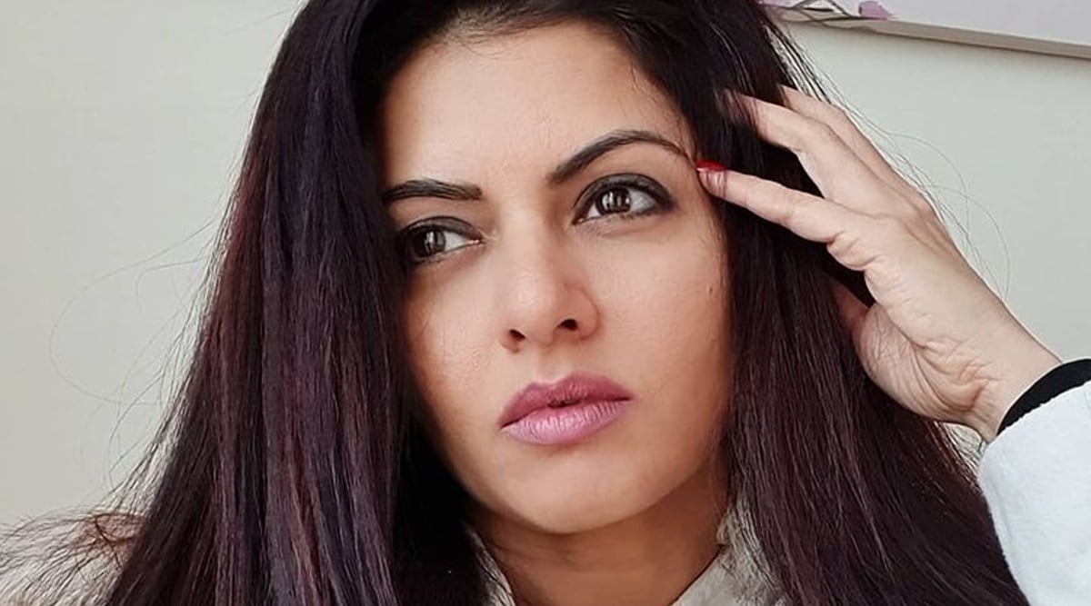 Bhagyashree, fitness, fitness goals, how to reduce eye strain, eye health amid work from home, work from home issues, bhagyashree eye exercises, easy exercises for eyes, blue light,