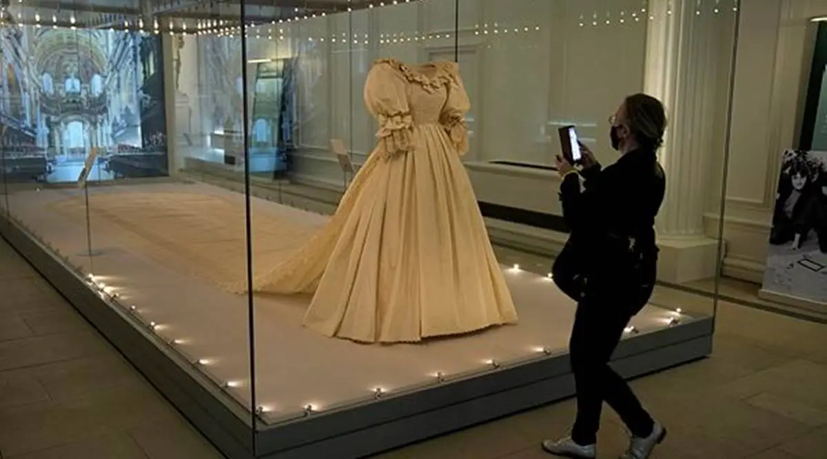 Princess Diana's wedding dress with 25 ...