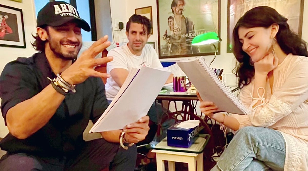 Vidyut Jammwal announces Khuda Haafiz 2 with a photo from script reading  session