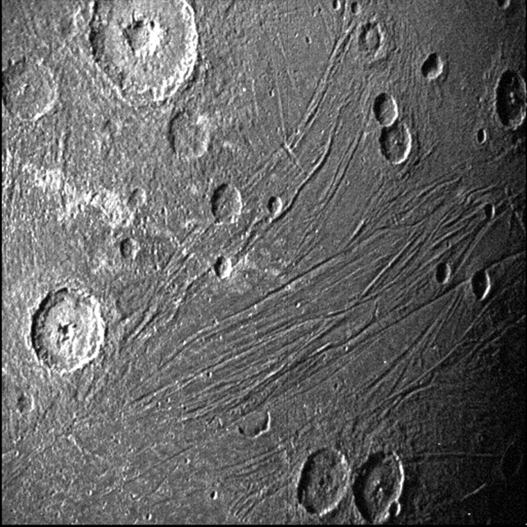 Nave espacial zumba la mega luna de Júpiter, primer primer plano en años