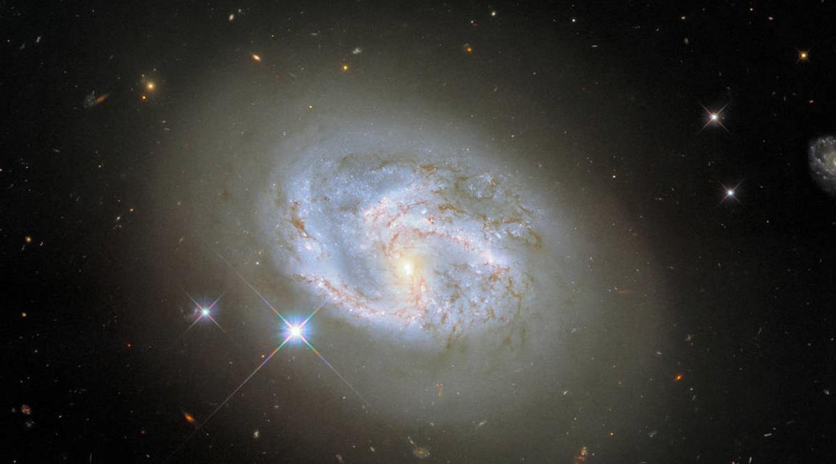NASA, 나선 은하 NGC 4680의 놀라운 이미지 포착