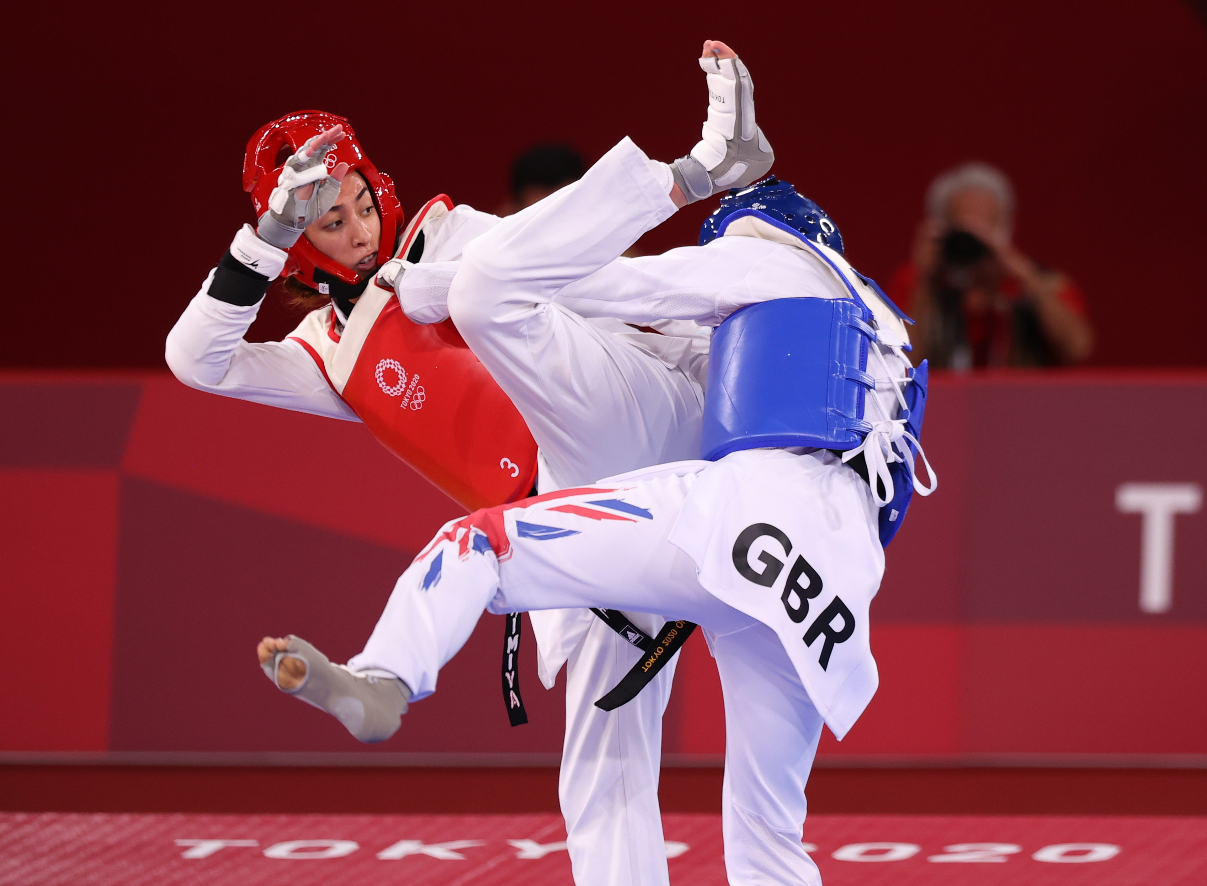 Iranian refugee beats 2time Olympic taekwondo gold medalist Olympics