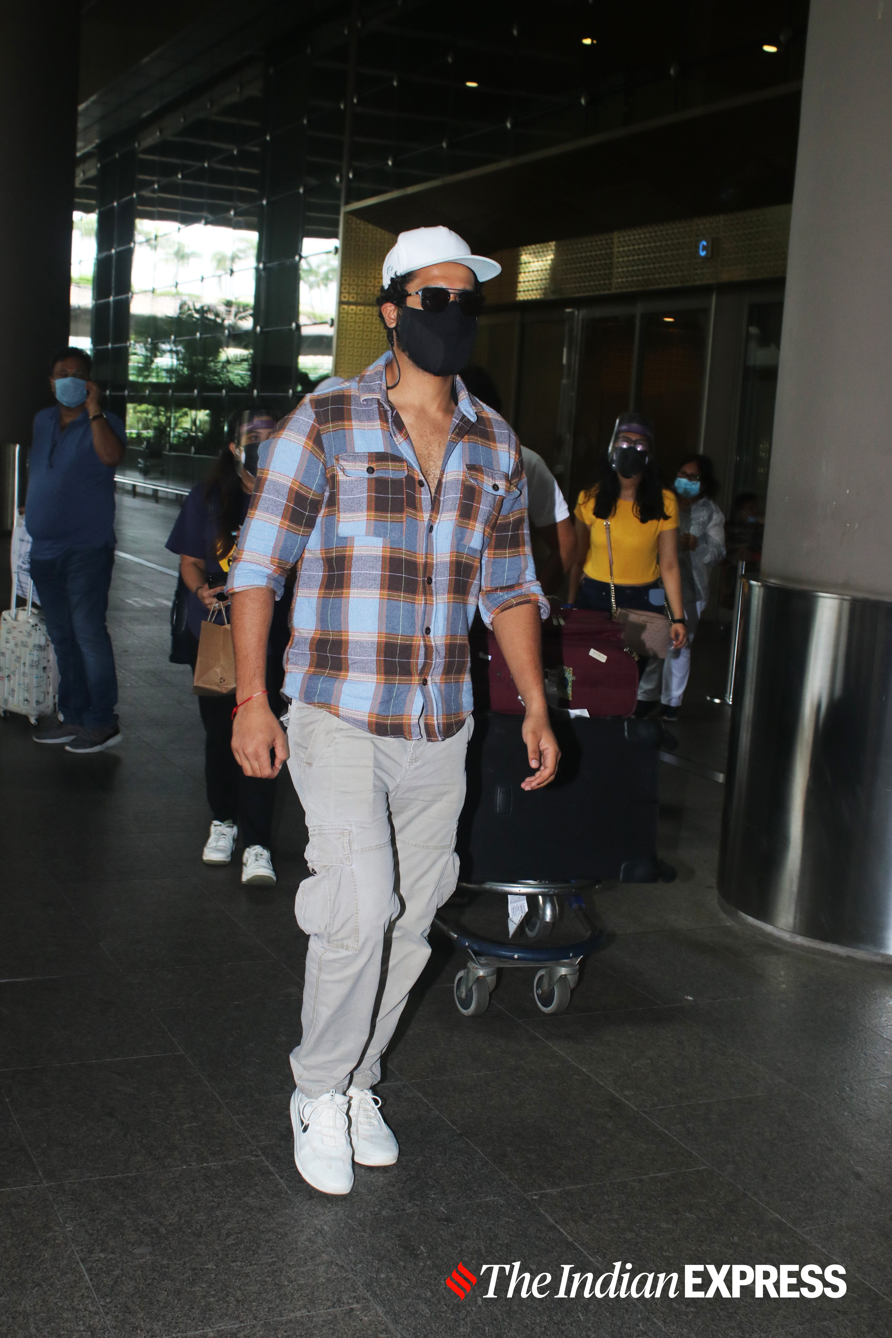 Vicky Kaushal and Ranbir Kapoor look suave as they make their way to the  airport