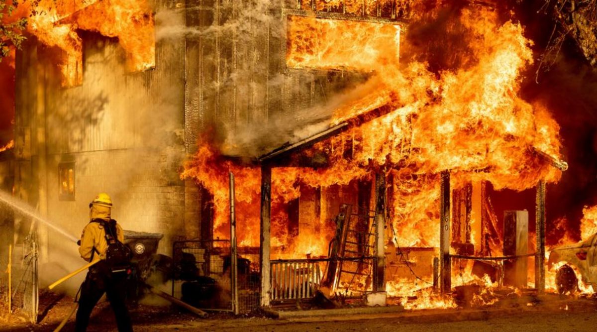 Firefighters were scrambling to respond in soaring temperatures. (Noah Berger/AP Photo/picture alliance)