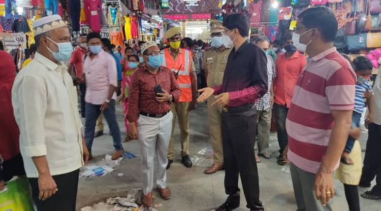 TN Health Secretary J Radhakrishnan alongside Chennai Corporation officials at Ranganathan street (Twitter/Janardhan Koushik)