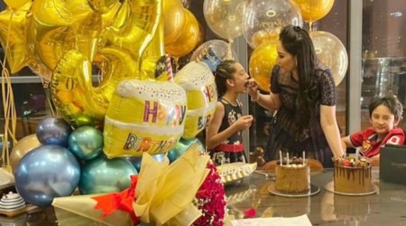 Maanayata Dutt birthday cake cutting