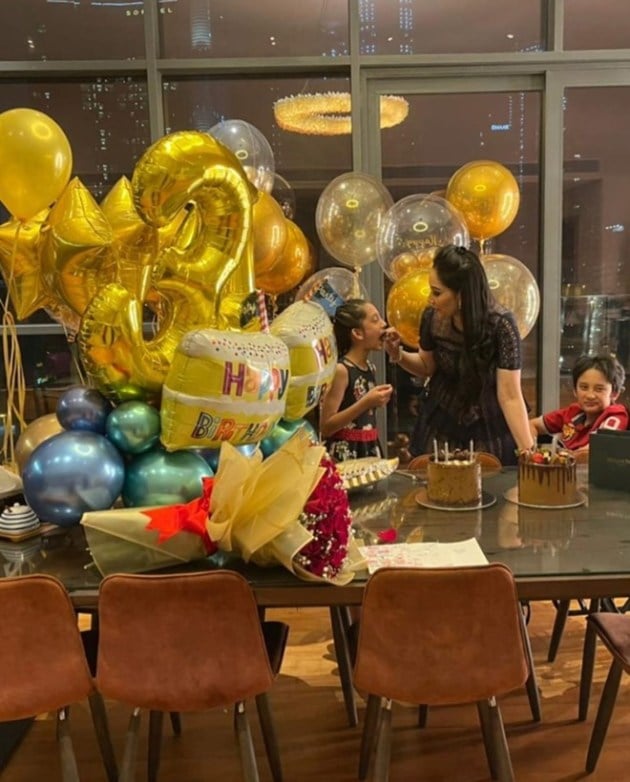 Maanayata Dutt birthday cake cutting