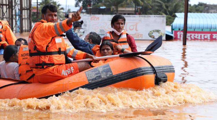 NDRF personnel carries out rescue operations in flood-hit Kolhapur district. (Photo: Publicity Department of Maharashtra)