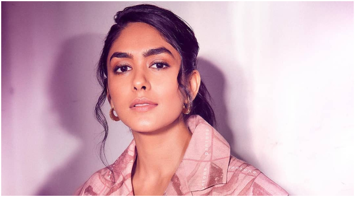 Mrunal Thakur On Acting With Farhan Akhtar In Toofaan Every Bollywood Actress Is Going To Be Jealous Entertainment News The Indian Express
