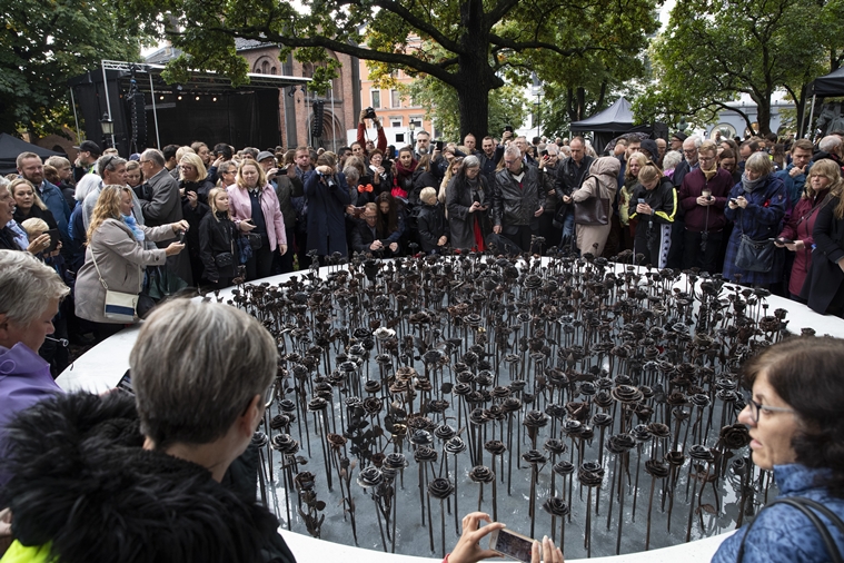 Memorial divide a los sobrevivientes 10 años después de la masacre de Noruega
