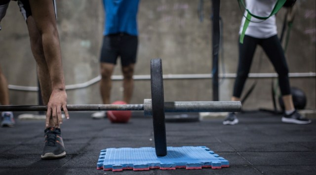 Lifting weights at a gym in Cairo, Egypt, Aug. 14, 2016. A new study finds that you can build strength in just 13 minutes with a single, brief set of each exercise, if you work really hard. (Source: Sima Diab/The New York Times)