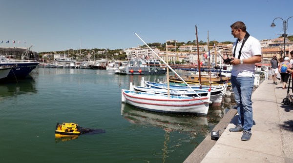 El catamarán a control remoto de limpieza del mar Jellyfish se ve en funcionamiento en el puerto de Cassis