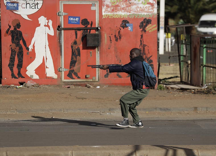 Los disturbios y saqueos continúan en Sudáfrica, hasta 32 muertos