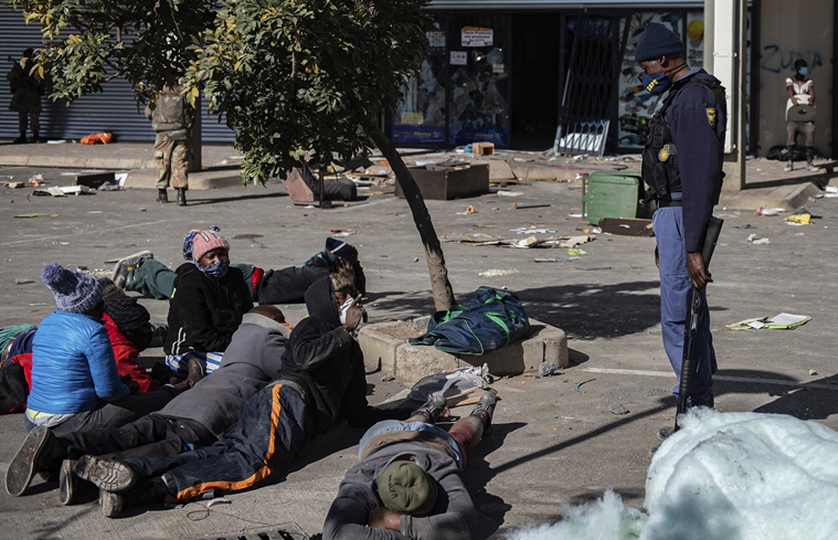 Los disturbios y saqueos continúan en Sudáfrica, hasta 32 muertos