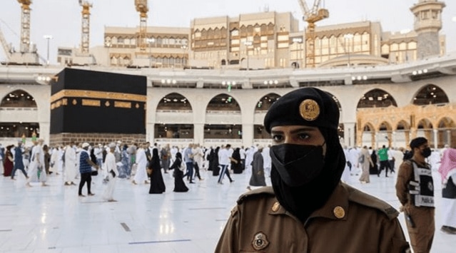 A Saudi police female officer stands guard as pilgrims perform final Tawaf during the annual Haj pilgrimage, in the holy city of Mecca, Saudi Arabia. (Reuters)