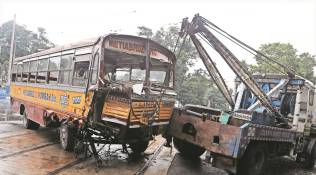 Kolkata: Constable killed as minibus rams into Fort William wall