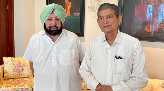 Punjab CM Captaincies Amarinder Singh meets Harish Rawat. (Photo: Twitter@RT_MediaAdvPBCM)