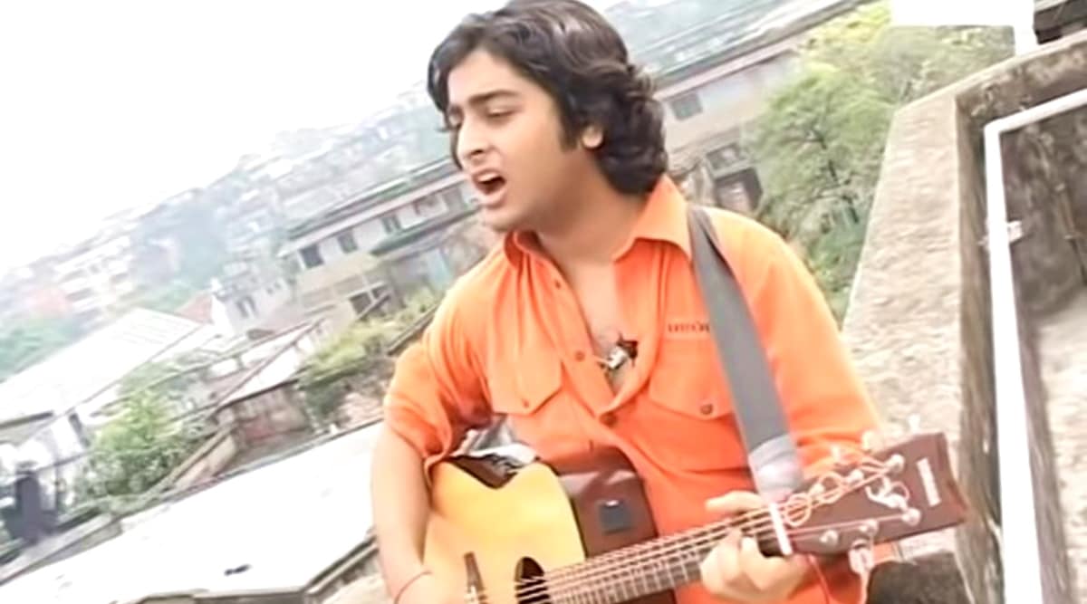 Arijit Singh is unrecognisable as he sings 'Mitwa' during days of ...