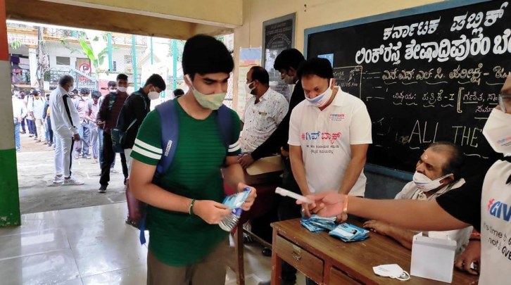 give-back-campaign-ngo-sanitiser-pen-bengaluru-mask-sslc-students