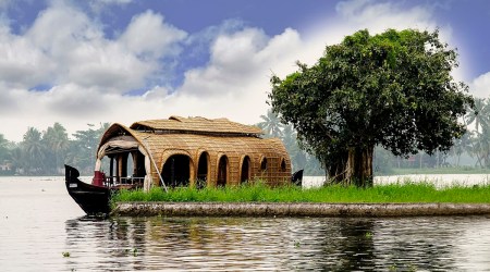 And in the second year of a raging pandemic, during which people want to take a desperate break from the Zoom calls and the monotonous work-from-home routine, houseboats tick all the right boxes when it comes to safety, security, and ease of travel. (Photo: Wikimedia Commons/Augustus Binu)