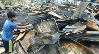 Bengal: 30 shops gutted in fire at Kestopur, no casualties