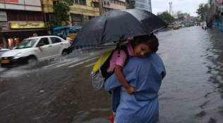 Heavy rain continues in Bengal, 2 dead in Kalimpong