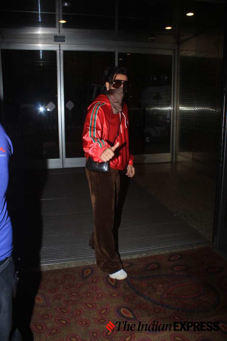 Ranveer Singh vuelve a poner el terciopelo de moda; lleva una bandolera en el aeropuerto
