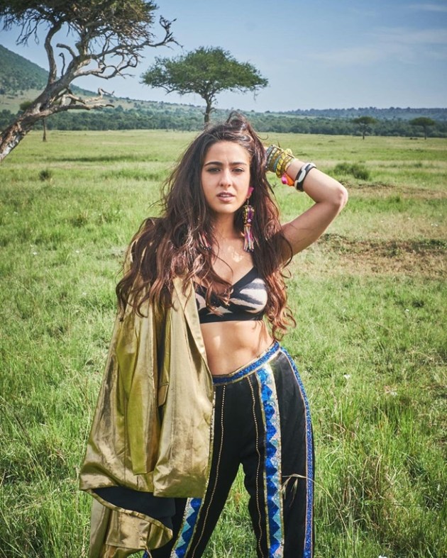sara ali khan pose
