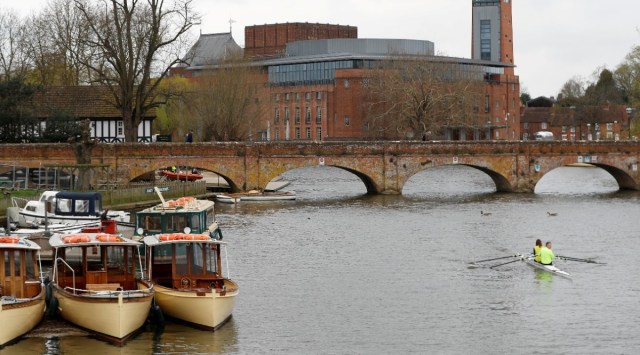 The Royal Shakespeare Company's theatre complex is seen beyond the foot-bridge in Stratford-upon-Avon, located in Britain. (Source: Reuters)