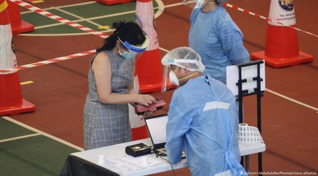 A resident registers for swab test at a COVID-19 testing center in Singapore | Photo: Suhaimi Abdullah/NurPhoto/picture alliance