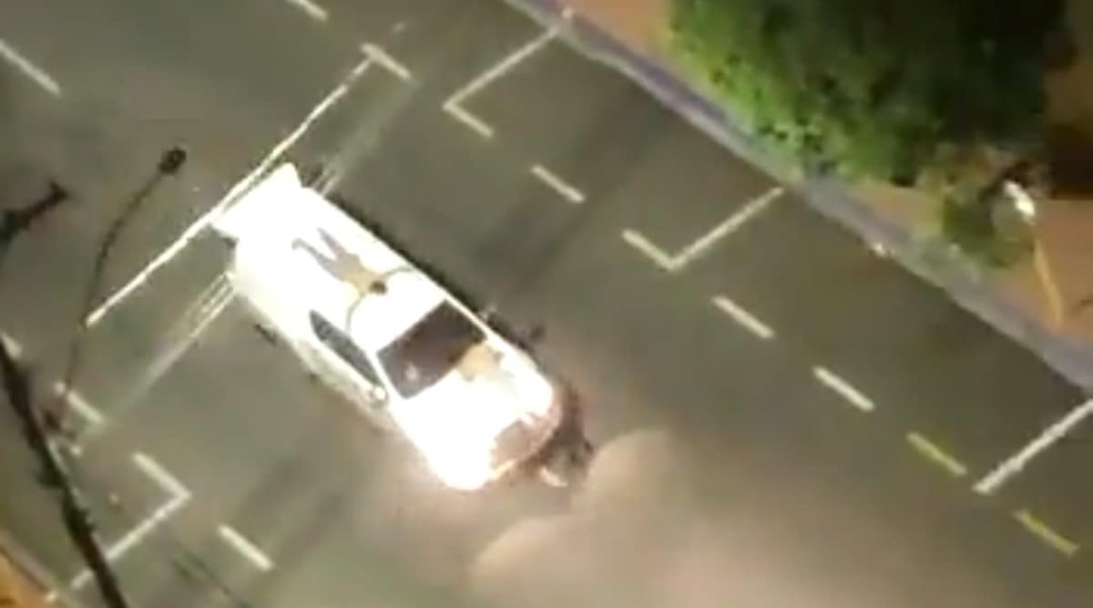 Bank robbers also strapped hostages to the top of their getaway vehicles. (Twitter/reporterenato)