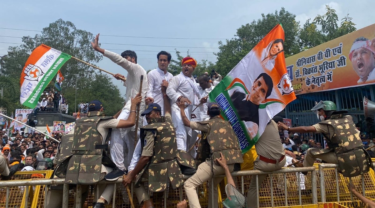 The roadshow with over 2,000 workers started from Congress office after the address by the president of the Congress Committee, Kamal Nath, around 1 pm. (Twitter/INCMP)
