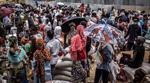 Emergency food distribution in the city of Mekelle in Ethiopia's northern Tigray region on June 26, 2021. (Finbarr O'Reilly/The New York Times)