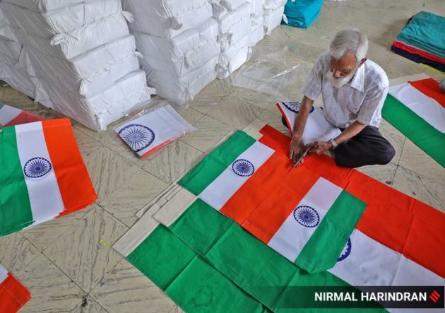 Independence Day, Independence Day 2021, Indian Independence Day, flags, making of the Indian flag, making of the tricolour flag, photos, indian express news