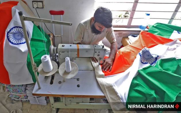 Independence Day, Independence Day 2021, Indian Independence Day, flags, making of the Indian flag, making of the tricolour flag, photos, indian express news