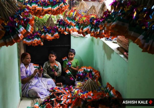 Independence Day, Independence Day 2021, Indian Independence Day, flags, making of the Indian flag, making of the tricolour flag, photos, indian express news