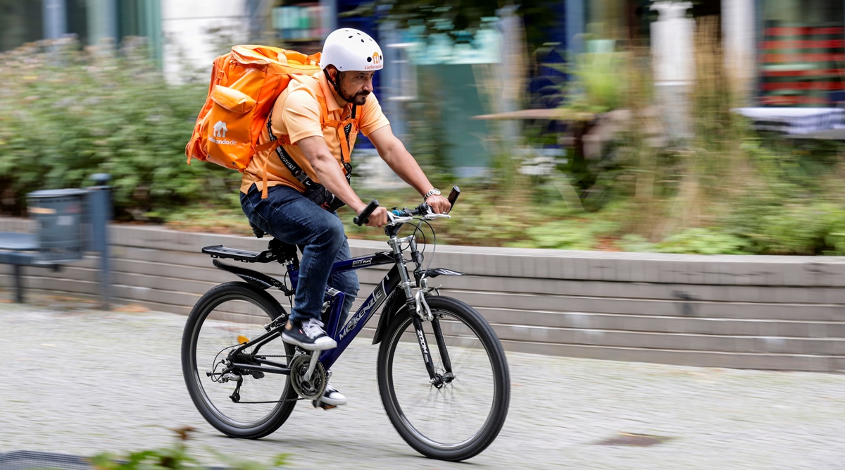 Le ministre afghan devenu coursier à vélo en Allemagne