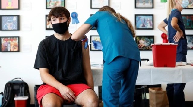 A healthcare workers administers a dose of a Covid-19 vaccine in Florida. (Photo: Reuters)
