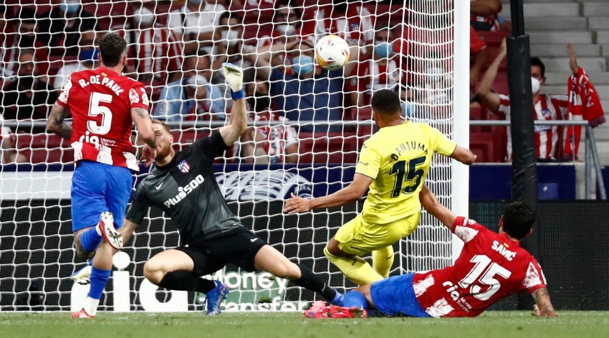 Un gol extraño salva al Atlético de la derrota en la Liga española