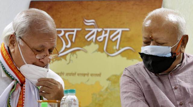 Kerala Governor Arif Mohammad Khan (left) and RSS chief Mohan Bhagwat during the launch of the book Bharat Vaibhav in New Delhi on Tuesday. (Express photo by Praveen Khanna)
