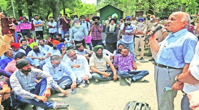 Protesters outide the PU VC’s residence on Wednesday.   
(Photo: Jasbir Malhi )
