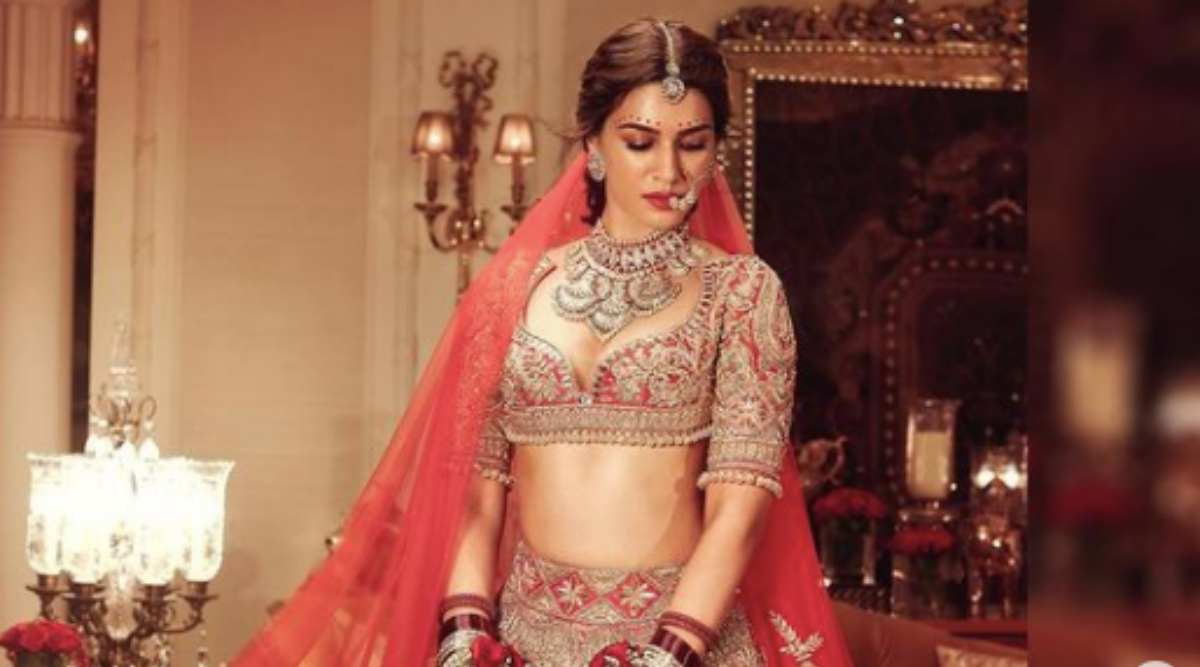 Kriti Sanon Looks Stunning As She Turns Muse For Designer Manish Malhotra Fashion News The