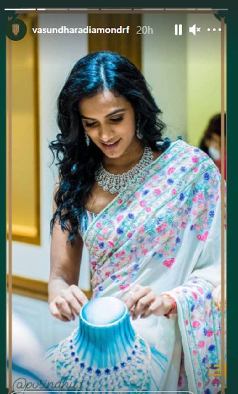 PV Sindhu looks elegant in embroidered white sari; see pics | Fashion ...