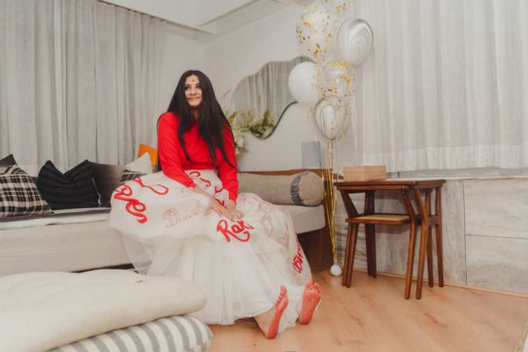 Rhea Kapoor luce el look de novia moderno con una combinación de chaqueta bomber roja y falda de organza